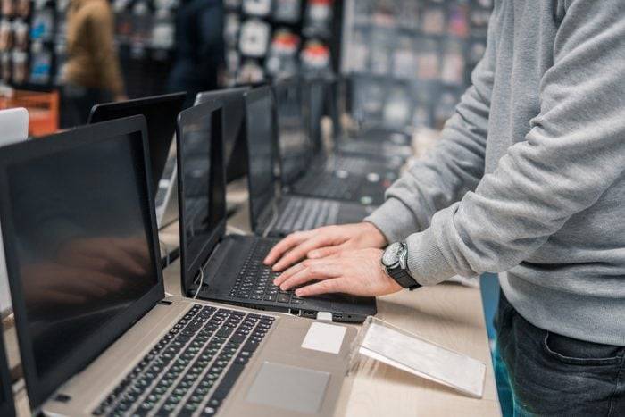 Dlaczego warto sprzedać laptopa do skupu?