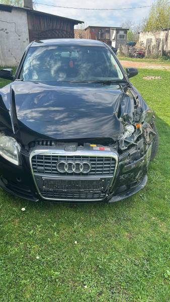 Uszkodzone Audi A4 - Sprzedam w całości