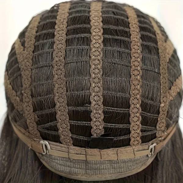 Peruka Syntetyczna z lekko falowanymi włosami.