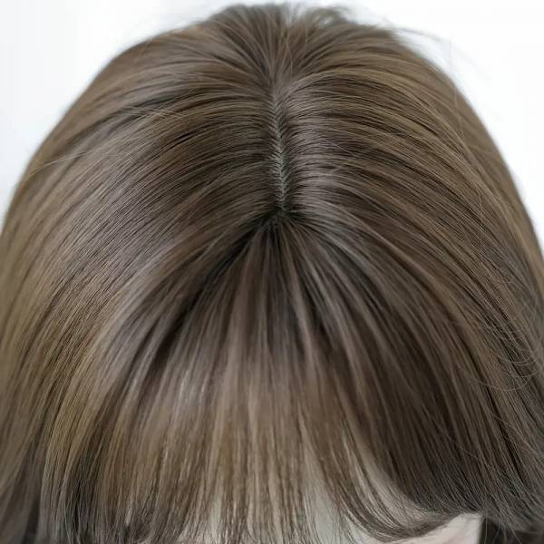 Peruka Syntetyczna z lekko falowanymi włosami.