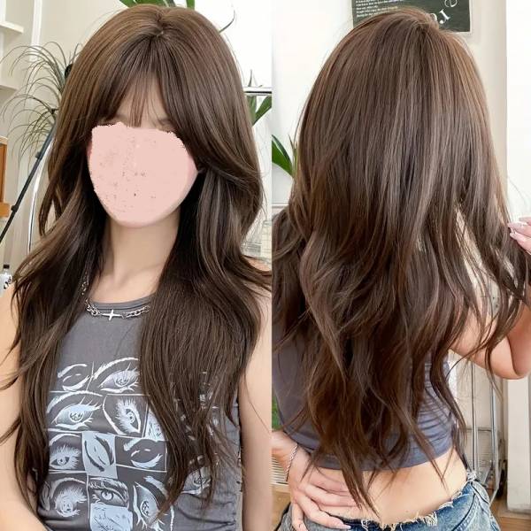 Peruka Syntetyczna z lekko falowanymi włosami.