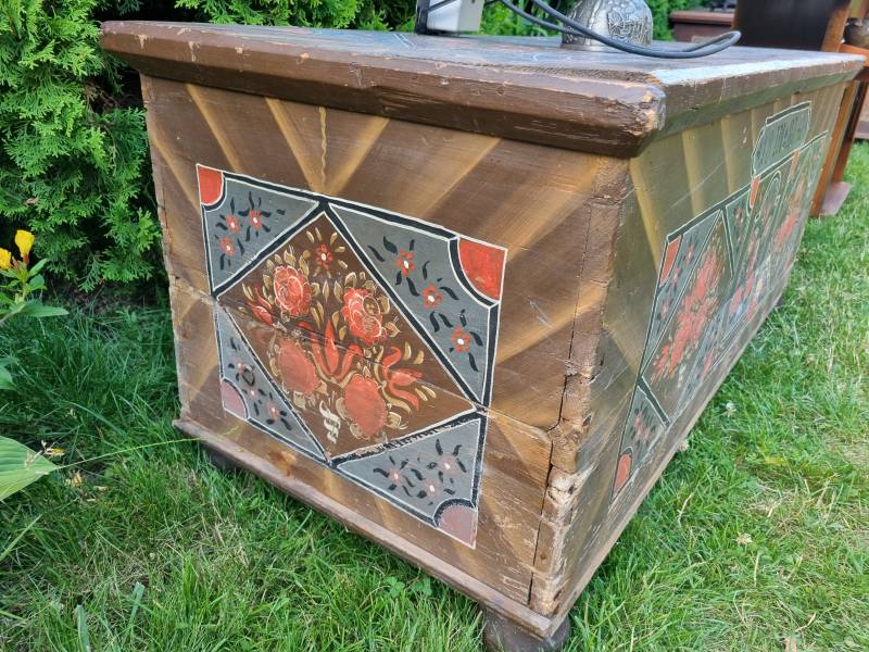 Skrzynia ludowa ręcznie malowana – 1844 rok