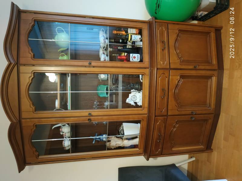 Sprzedam drewniany kredens