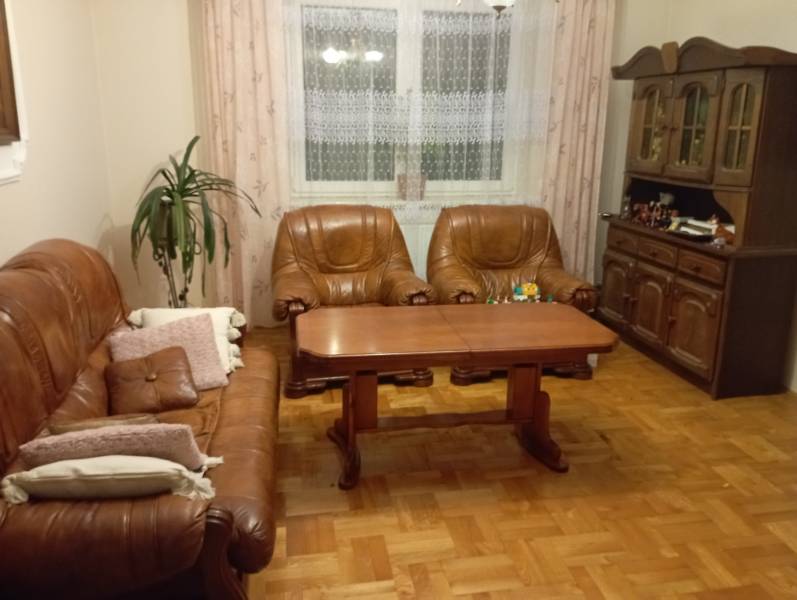 Sprzedam meble skórzane do salonu: kanapa i dwa fotele, kredens dębowy oraz ławę rozkładaną 