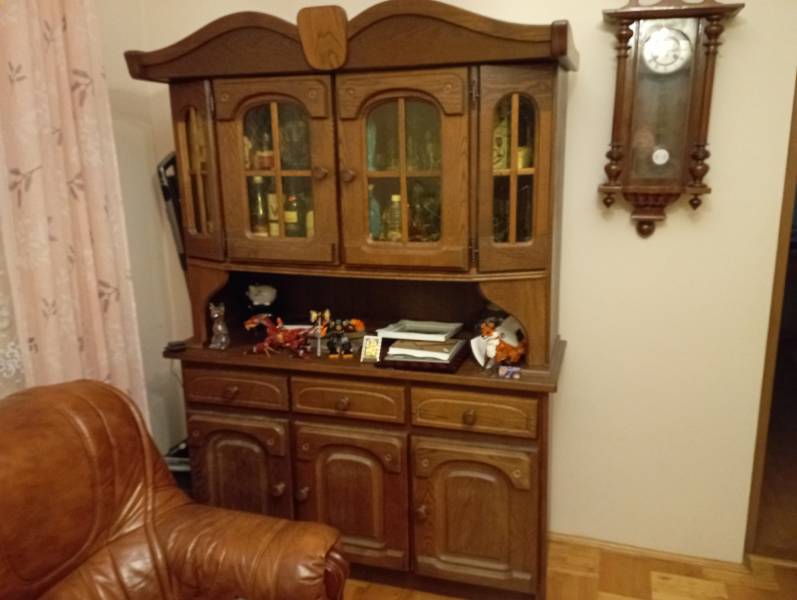 Sprzedam meble skórzane do salonu: kanapa i dwa fotele, kredens dębowy oraz ławę rozkładaną