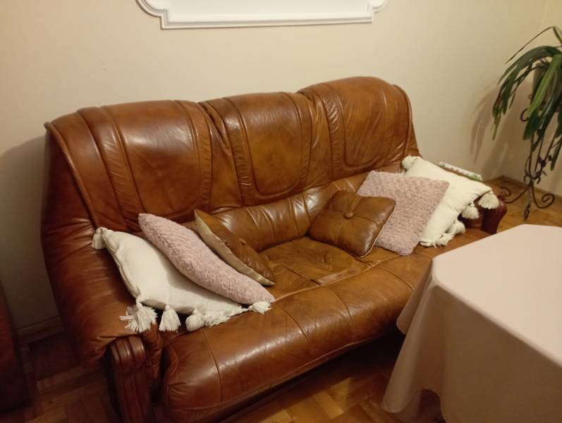 Sprzedam meble skórzane do salonu: kanapa i dwa fotele, kredens dębowy oraz ławę rozkładaną