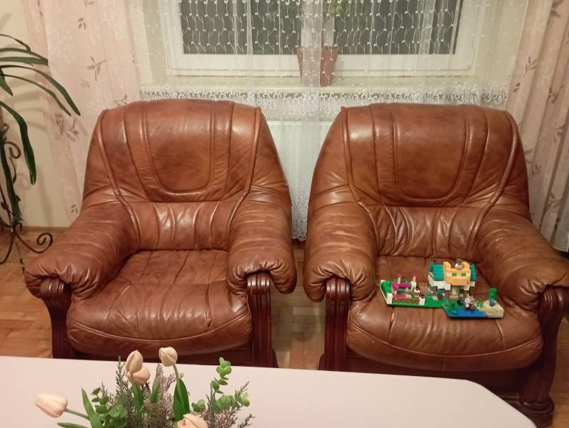 Sprzedam meble skórzane do salonu: kanapa i dwa fotele, kredens dębowy oraz ławę rozkładaną