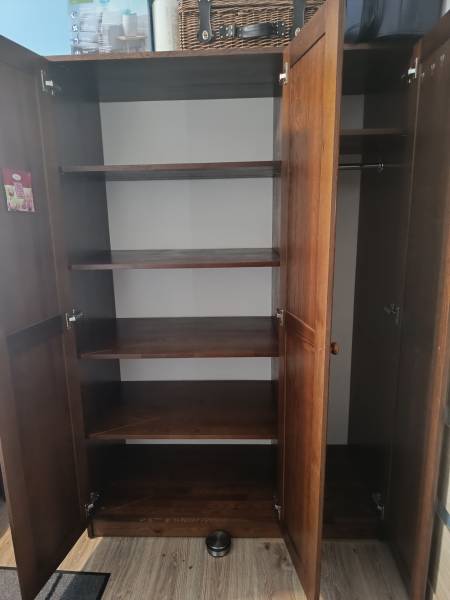 Sprzedam meble do sypialni, rama i stelaż łóżka i szafę.