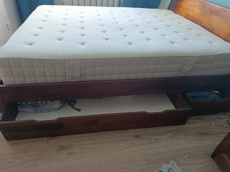 Sprzedam meble do sypialni, rama i stelaż łóżka i szafę.