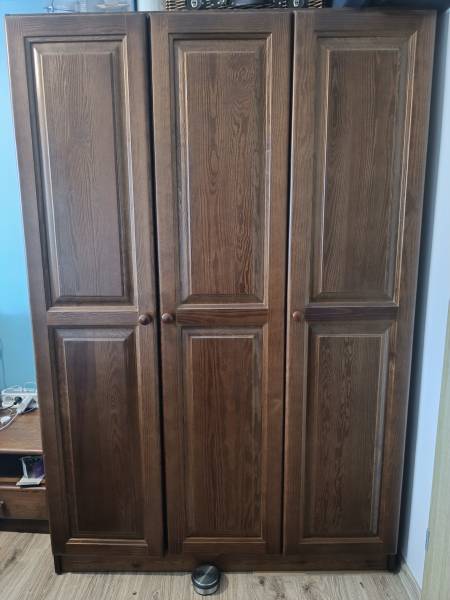 Sprzedam meble do sypialni, rama i stelaż łóżka i szafę.