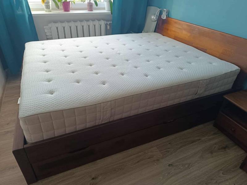 Sprzedam meble do sypialni, rama i stelaż łóżka i szafę.