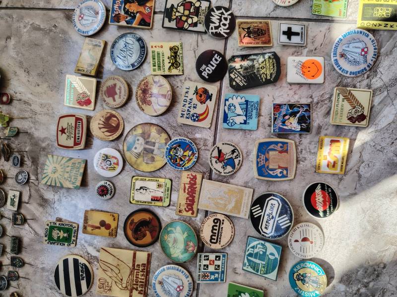 Stare przypinki około 800 szt