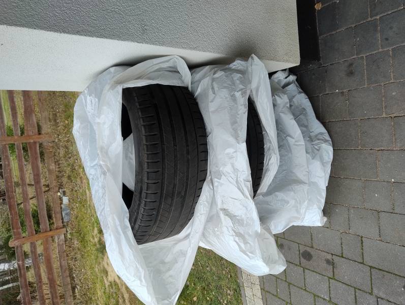 sprzedam zestaw opon Michelin Latitude sport 3 255/55 R18 105W.  bieżnik ok.4,5mm  rok produkcji 02/17