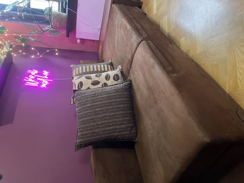 Sofa używana z 2 pufami (Black Red White)