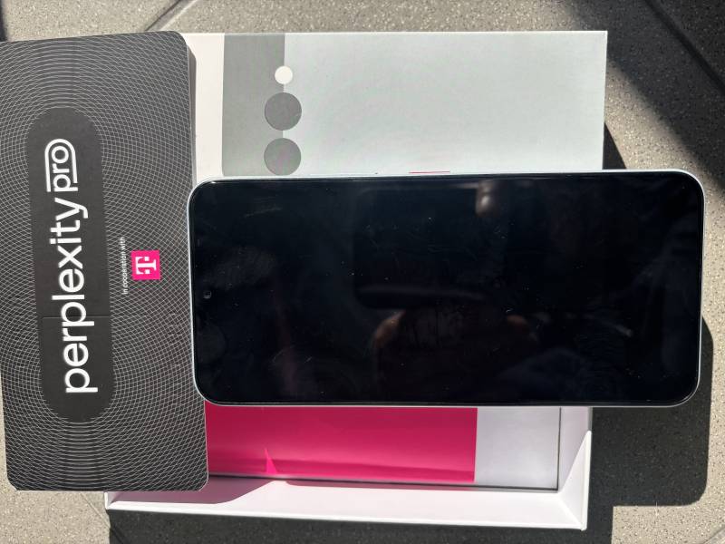 Sprzedam telefon komórkowy T PHONE 3  Dual Sim kolor: Icy Silver  128 GB