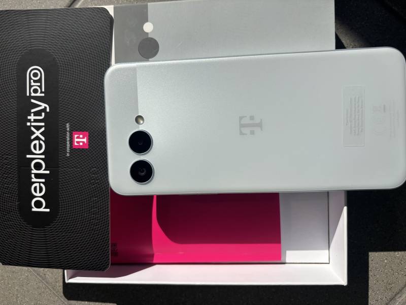 Sprzedam telefon komórkowy T PHONE 3  Dual Sim kolor: Icy Silver  128 GB